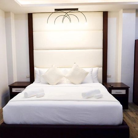 D&R Travellers Inn Naga  Extérieur photo