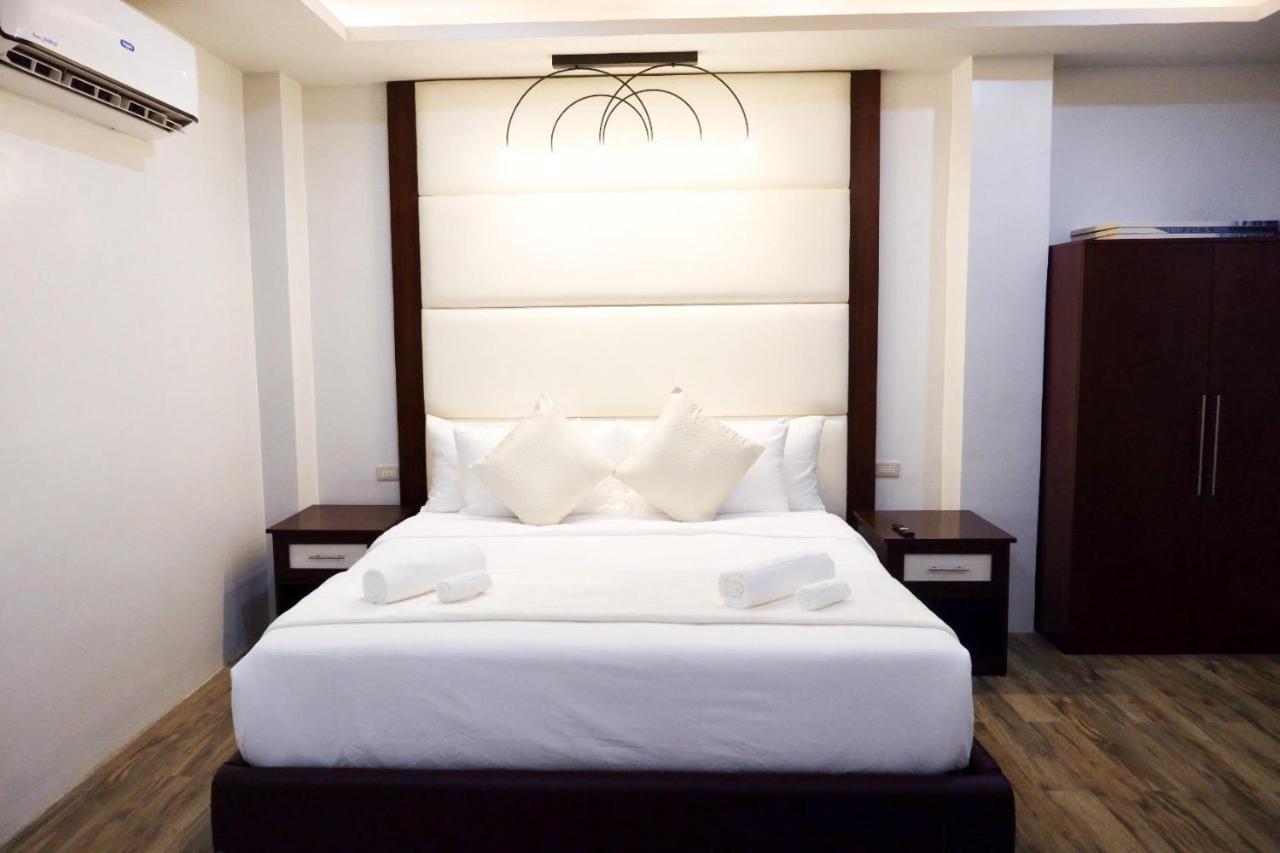 D&R Travellers Inn Naga  Extérieur photo